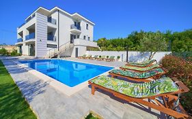 Apartments Paola & Karla With Pool