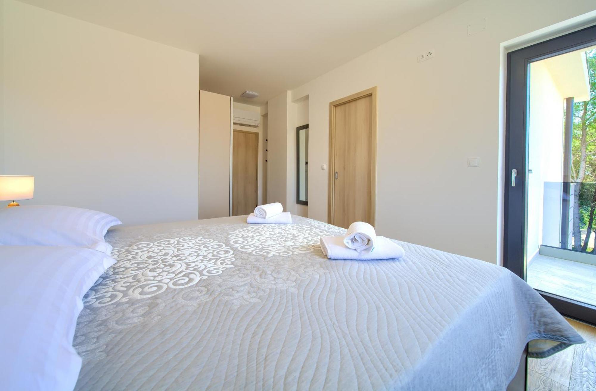 Apartments Paola & Karla With Pool Krk Town Zimmer foto