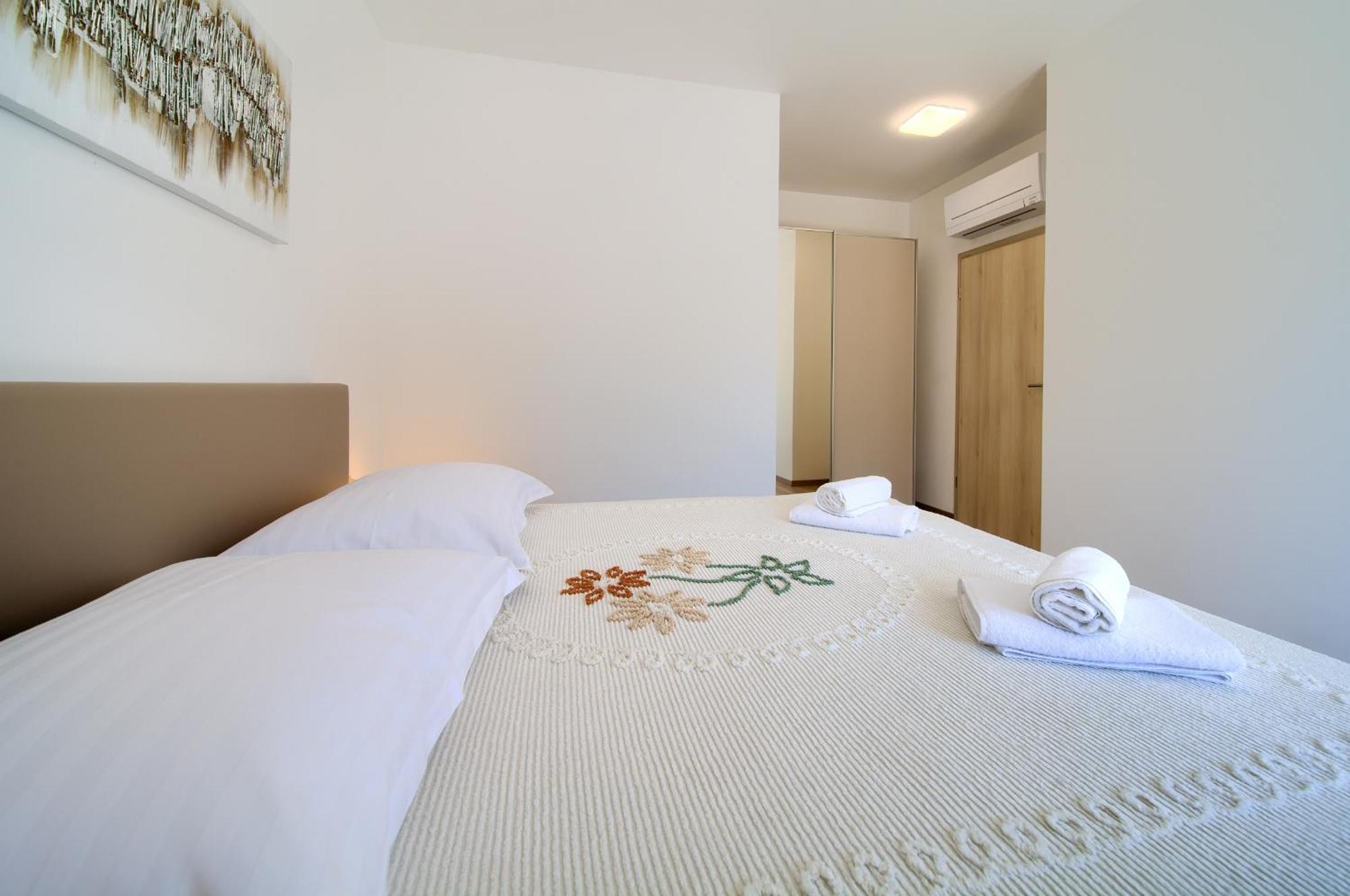 Apartments Paola & Karla With Pool Krk Town Zimmer foto