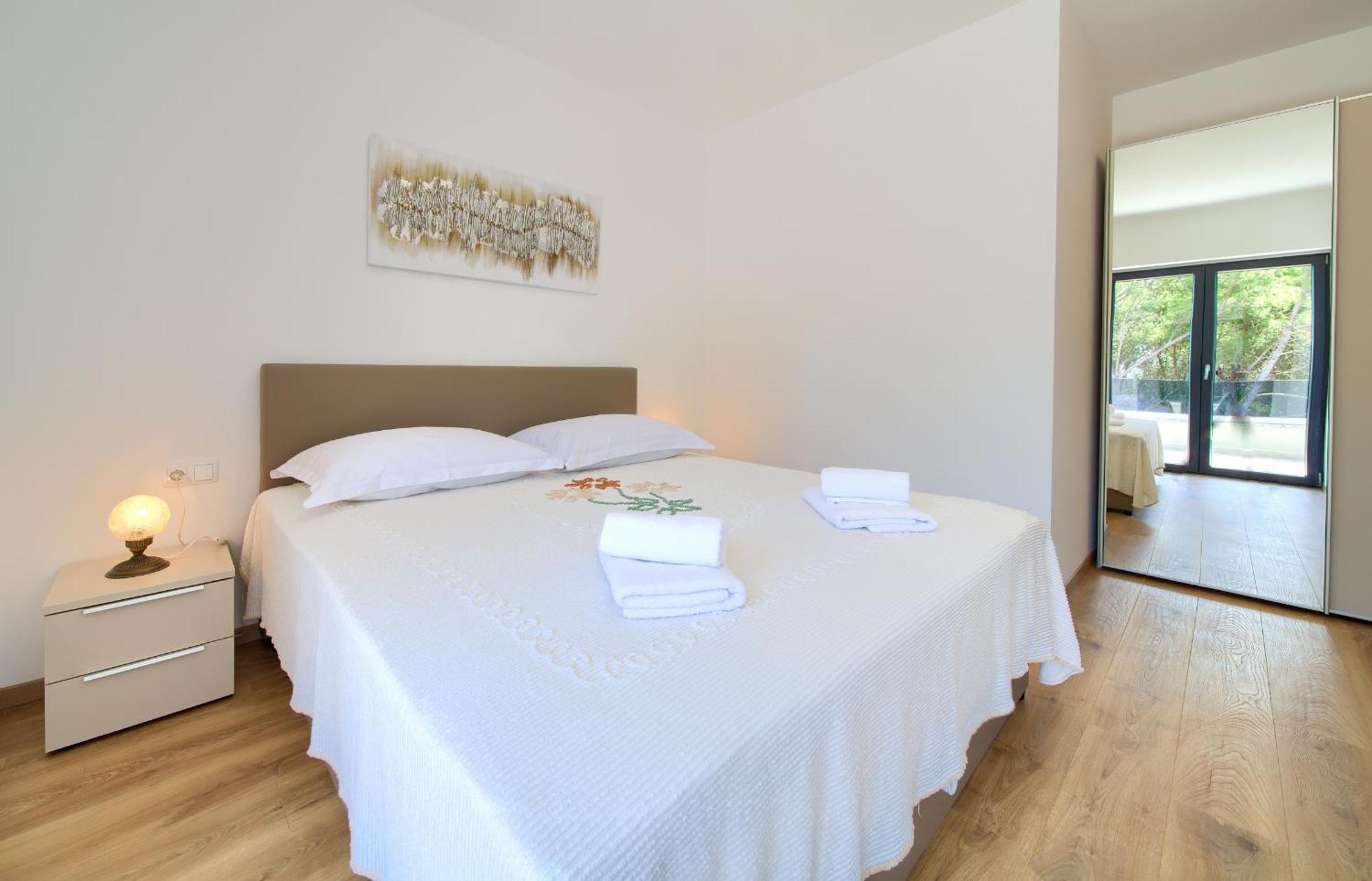 Apartments Paola & Karla With Pool Krk Town Zimmer foto