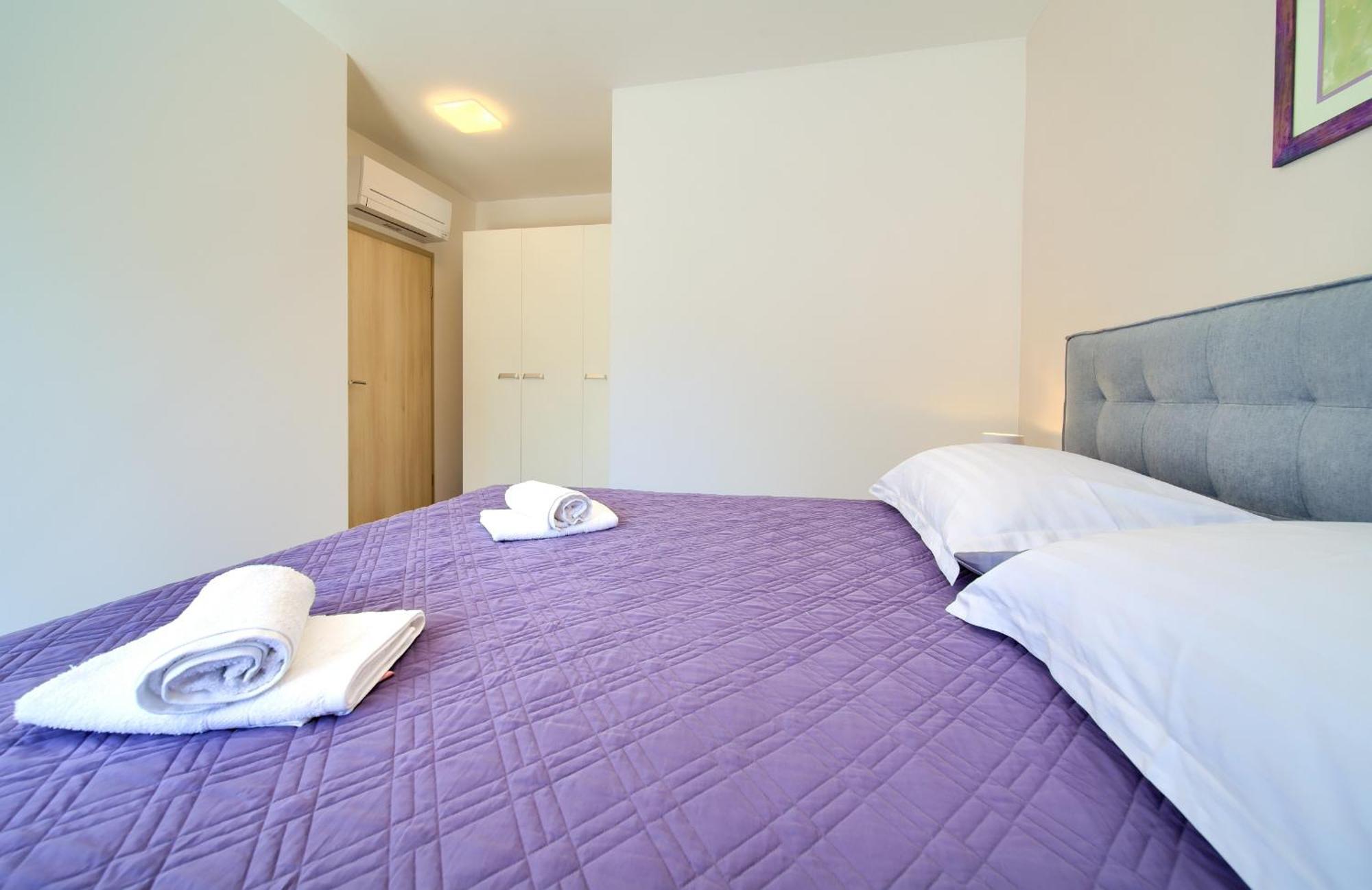 Apartments Paola & Karla With Pool Krk Town Zimmer foto